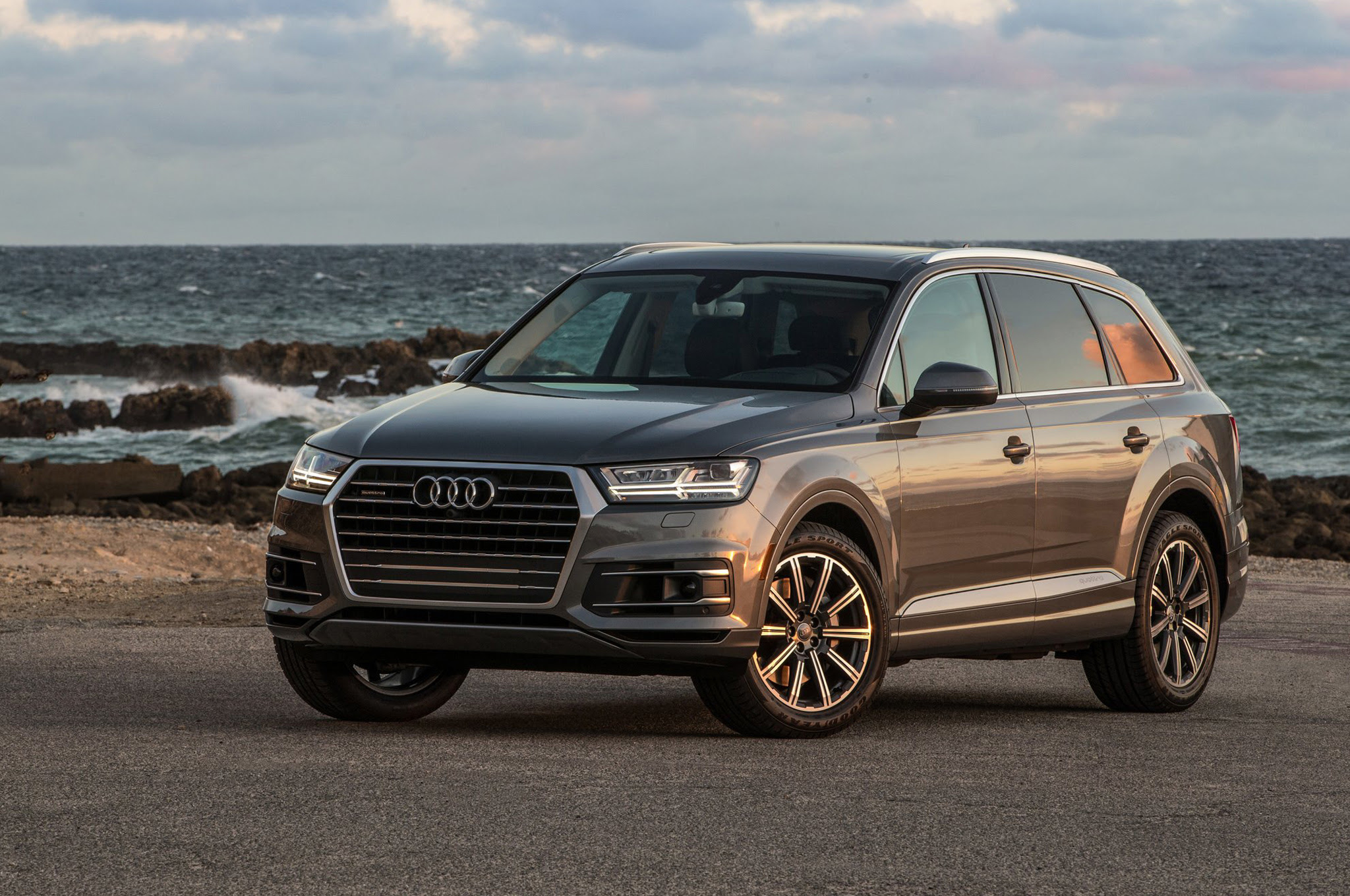 2017 Audi Q7 front three quarter 03
