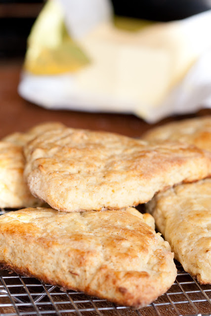 Apple and Cheddar Scones / �una-juustukakud