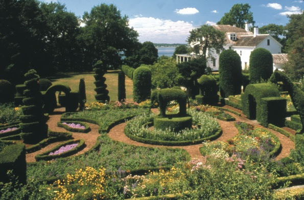 417 New topiary garden history 453 Animals Topiary Garden. This wealthy waterfront town has a history   