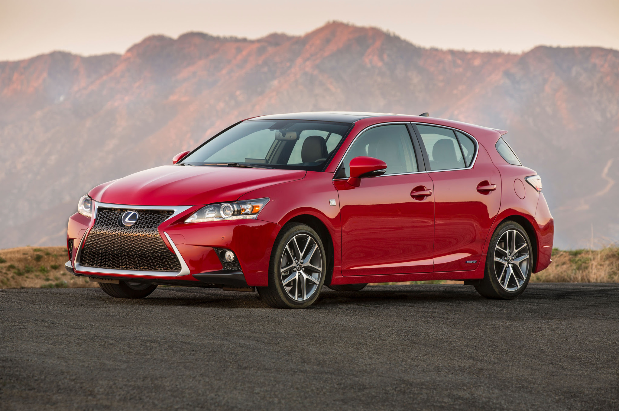 2015 Lexus CT 200h F Sport front three quarteres 03
