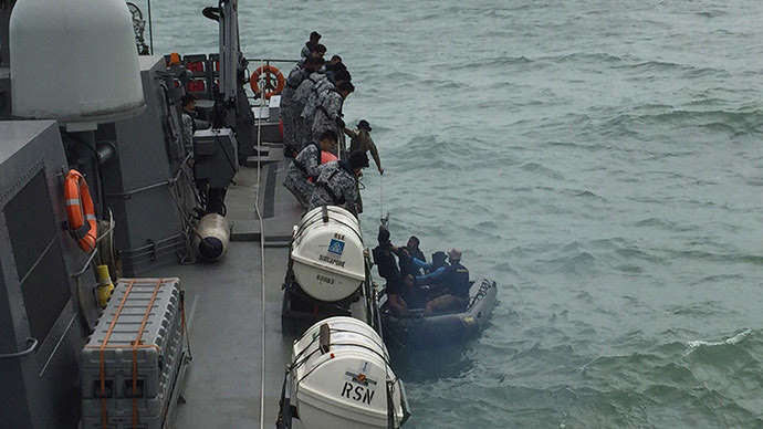 An Indonesian Navy seaboat (R) picks up items retrieved from the Republic of Singapore Navy vessel RSS Valour in this handout photo provided by Singapore's Ministry of Defence, released to Reuters January 4, 2015. (Reuters/Singapore Ministry of Defence)