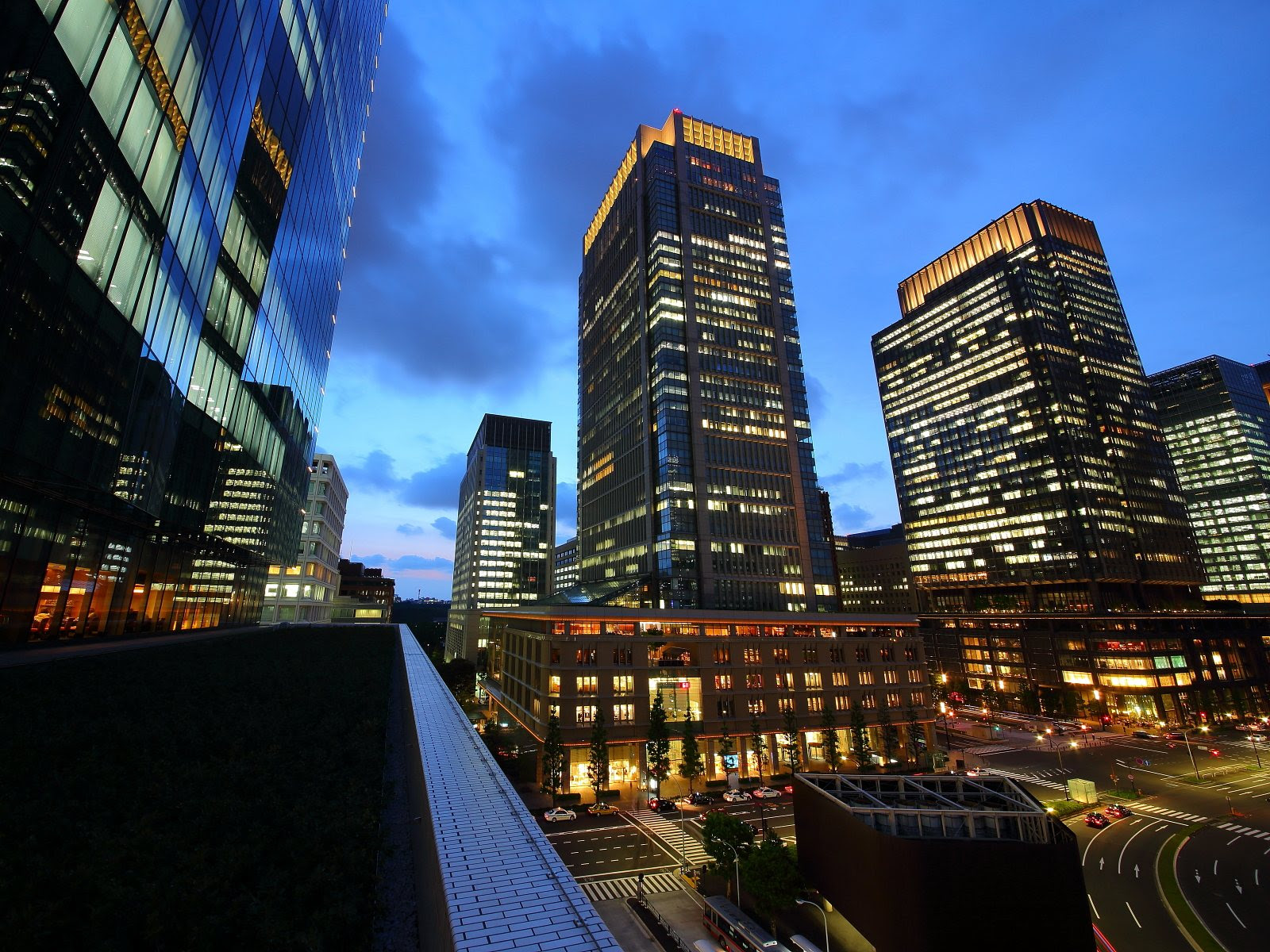 東京駅ライトアップとその周辺写真 夜景無料壁紙 東京の夜景写真壁紙を無料でダウンロード