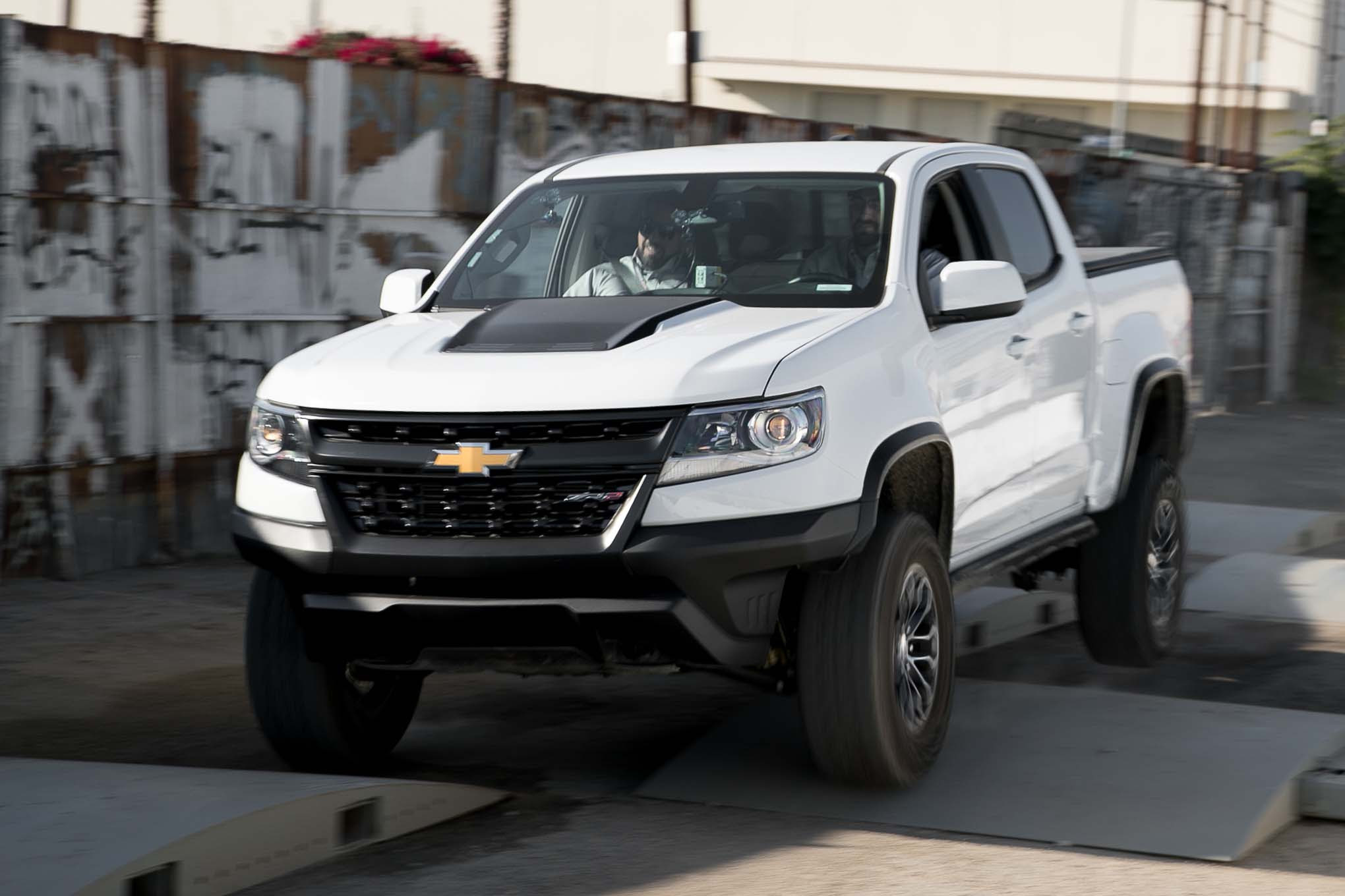 2017 Chevrolet Colorado ZR2 front three quarter 03