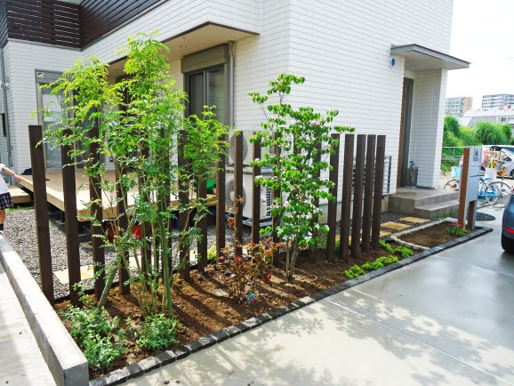 スリットフェンスと植栽で上手に目隠し のびのび過ごせる芝生のプライベートガーデンに 千葉県匝瑳市 植木 庭木販売 植栽 ガーデン工事 株式会社角田園