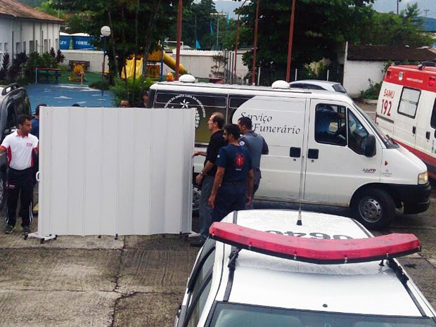 Corpo de criança morta dentro de carro foi levado para o IML de Santos, SP (Foto: LG Rodrigues/G1)