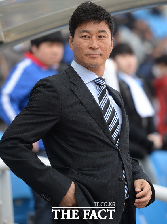 TF포토 김도훈 감독 '데뷔전 긴장되네' - 포토 > 기사 - 더팩트