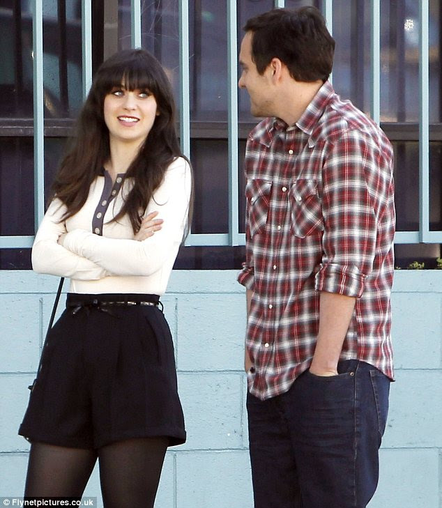 No set: Zooey foi visto com sua co-estrela Jake M. Johnson filmar uma cena de New Girl hoje 