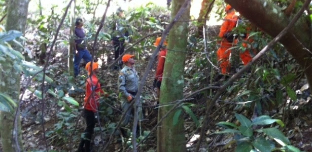 Cerca de 30 policiais da Divisão de Homicídios, com auxílio de 40 bombeiros, realizaram buscas pelos restos mortais do pedreiro Amarildo