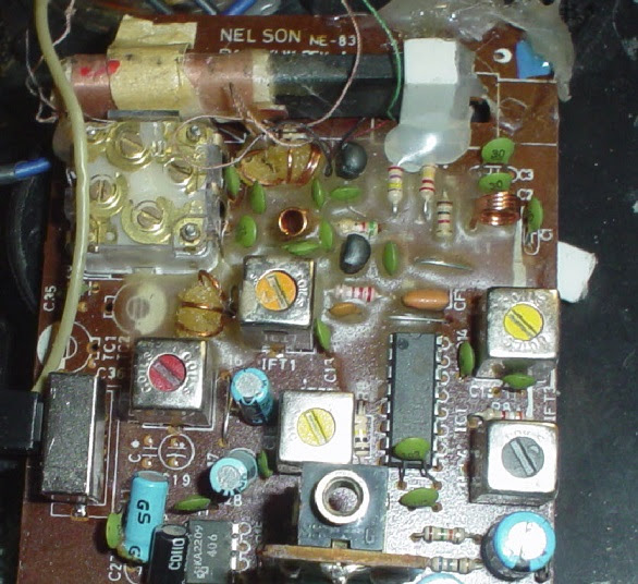 en que lugar de la placa se sale a la antena FM?