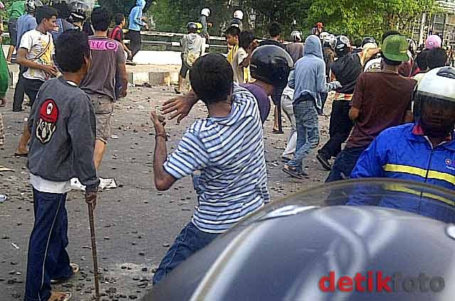 Tawuran Warga Terjadi di Pasar Rumput