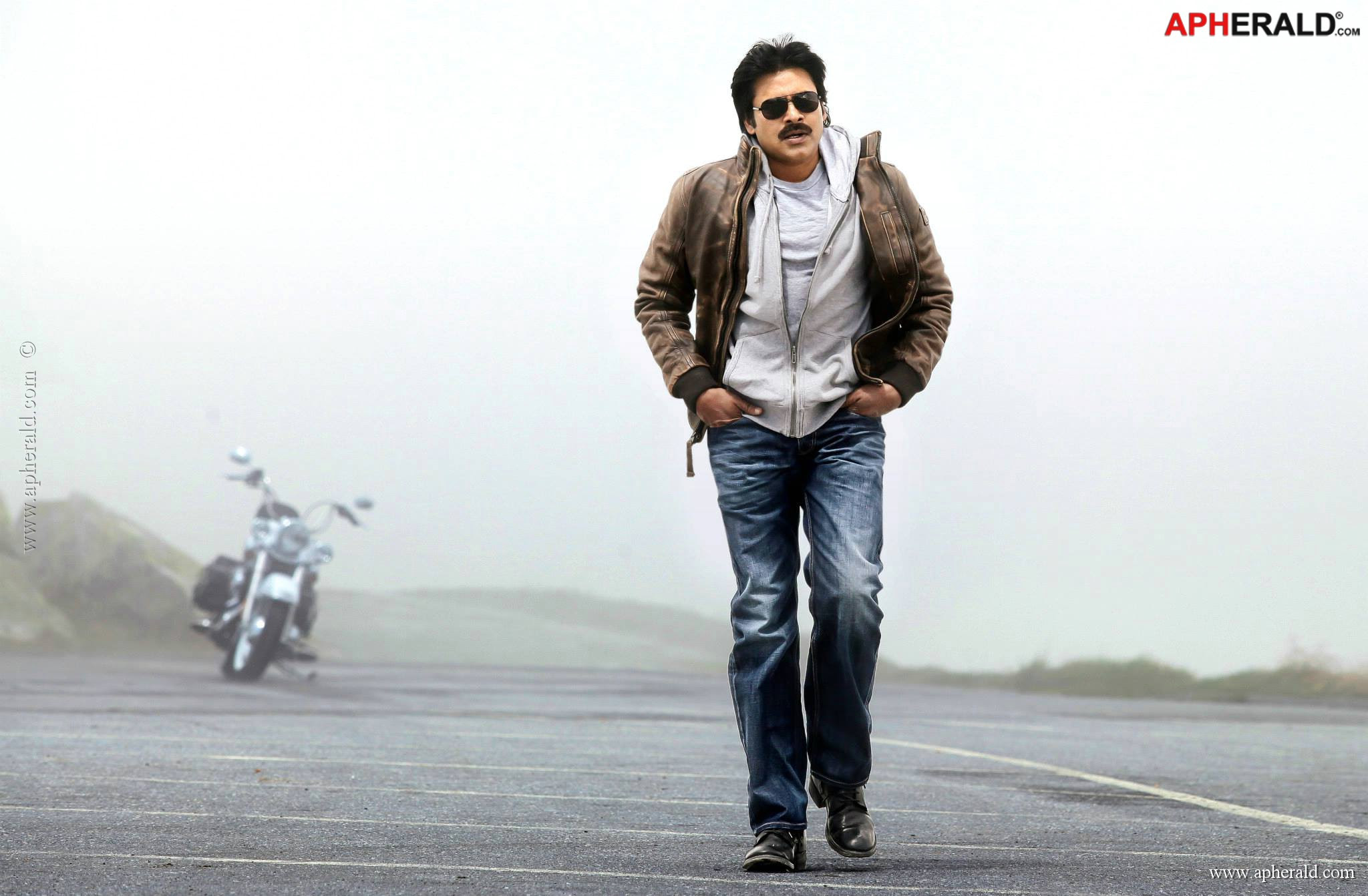Pawan Rocking Stills in Attarintiki Daredi;Pawan Kalyan Stills in Attarintiki Daredi;Pawan Rocking Stills;Pawan Kalyan Pics;Pawan Kalyan Photos;Pawan Kalyan in Attarintiki Daredi;Pawan Kalyan Latest pics;Pawan Kalyan Latest Pics;Pawan Kalyan Latest Images;