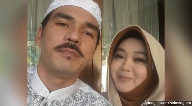 Sedih Ditinggal Sang Ayah, Rina Gunawan Genggam Erat 