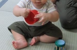 両足をぴんと伸ばして座る赤ちゃん 保育 Care And Education の専門性を高めるページ