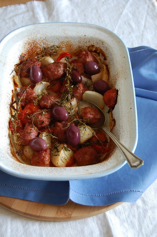 Baked sausages with tomatoes, peppers and onions / Linguiça assada com tomate, pimentão e cebola