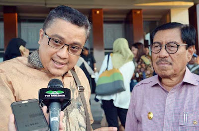 Ambon, Malukupost.com - Pimpinan dan anggota Komisi IX DPR-RI merasa kaget saat mengetahui ada Rumah sakit dan puskesmas di provinsi Maluku, terutama di pulau-pulau yang merupakan daerah perbatasan tidak memiliki tenaga dokter. "Saya benar-benar kaget mendengar penjelasan Wagub Maluku Zeth Sahuburua bahwa ada rumah sakit dan puskesmas di sejumlah pulau di Maluku, belum memiliki tenaga dokter. Ini sangat aneh karena seharusnya semua rumah sakit dan puskesmas sudah terlayani oleh program Nusantara Sehat Kementerian Kesehatan," kata Ketua Komisi IX DPR-RI, Dede Yusuf, di Ambon, Jumat (15/12).