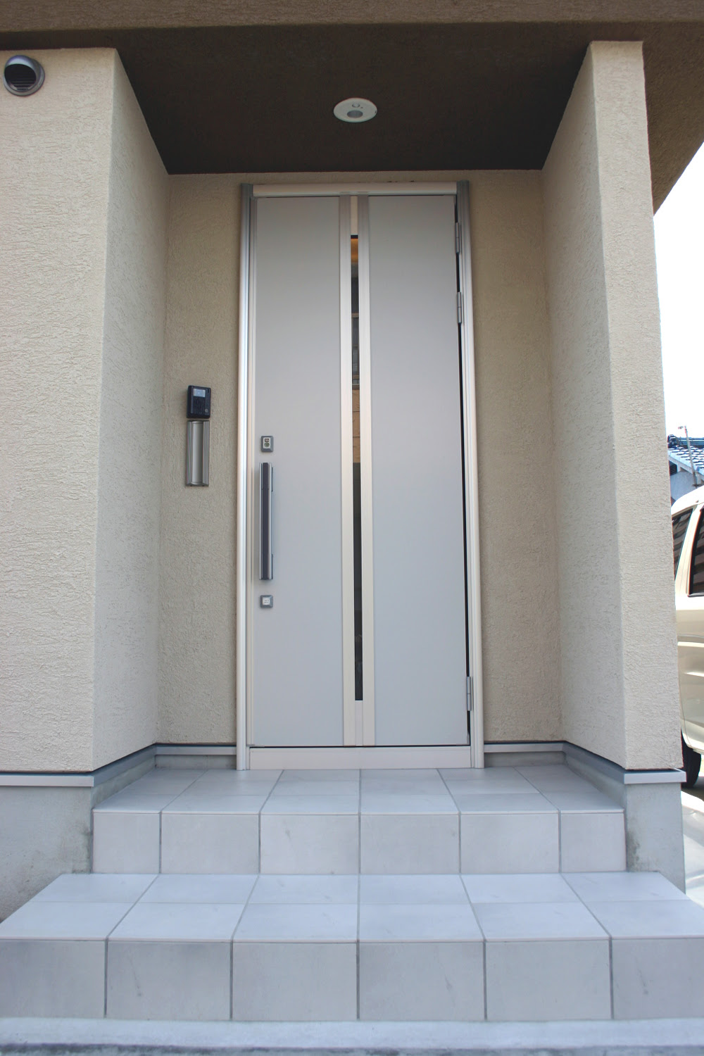 シンプルなタイルを使った玄関 空に開いた屋上テラスのある家 池田住宅建設 木の家施工例