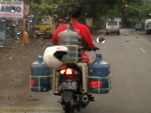 Inilah Fenomena Cara Memakai Helm Yang Berada Disekitar Kita...