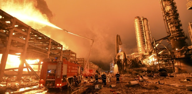 Bombeiros tentam conter as chamas após explosão em fábrica de produtos químicos na cidade de Zhangzhou, no leste da China