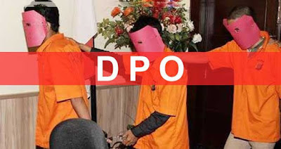 Ambon, Malukupost.com - Terpidana kasus korupsi dana PNPM Mandiri Kabupaten Kepulauan Aru tahun anggaran 2011 dan 2012 senilai Rp8 miliar lebih berinisial SB termasuk salah satu daftar pencarian orang (DPO). "SB menyusahkan dirinya sendiri dengan menghilang tanpa informasi yang jelas karena majelis hakim tipikor pada Kantor Pengadilan Negeri Ambon sudah menjatuhkan vonis tiga tahun penjara," kata Humas PN setempat, Hery Setyobudi di Ambon, Rabu (24/5).