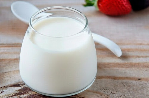 Trong sữa tươi chứa protein, enzim, axit latic giúp khắc phục các chứng bong da mặt, mụn trứng cá, da thô ráp, dưỡng ẩm và làm mịn da, chống lão hóa, giúp làn da chống lại những tổn hại từ môi trường bên ngoài. Cũng chính vì những lợi ích như vậy mà rất nhiều chị em sử dụng nguyên liệu này để tắm trắng thường xuyên.