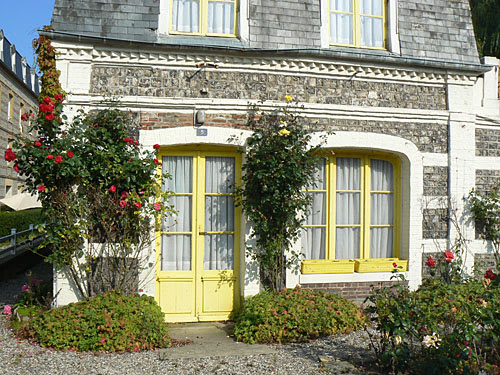 belle maison jaune.jpg
