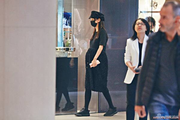 Bụng bầu vượt mặt nhưng tay chân diễn viên “Cô phương bất tự thưởng“ vẫn rất mảnh mai. Vợ yêu của Huỳnh Hiểu Minh dự kiến sẽ sinh trong tháng này.