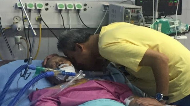 Hal Terakhir yang Dilakukan Ganjar Pranowo Sebelum Sang Ayah Tutup Usia, Doakan Masuk Surga, AMIN..! http://ift.tt/20kt43r - Berita Terbaru Terkini Hari Ini - Ganjar Pranowo kini tengah berduka atas kepergian ayahandanya, Senin (3/4/2017). Sebelum ayahandanya meninggal, Ganjar sempat menemaninya di Rumah Sakit Sardjito, Yogyakarta. Akun Instagram Dinas Sosial Provinsi Jawa Tengah @dinsosjtg mengunggah saat-saat ketika Ganjar berada di Rumah Sakit Sardjito, Yogyakarta.