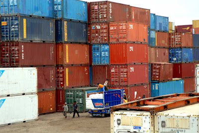 Ambon, Malukupost.com - Sejumlah distributor atau agen pemasok barang-barang kebutuhan pokok dari Surabaya ke Ambon mulai mengeluh akibat naiknya harga sewa kontainer pada kapal kargo yang menyinggahi pelabuhan Yos Soedarso Ambon. "Sekarang ini mau kembangkan usaha di Kota Ambon agak repot juga mau mempertahankan harga pasaran sesuai dengan permintaan Pemerintah rasanya sudah mulai sulit, apalagi kami selaku agen," kata Inang seorang agen pemasok sembako yang selama ini mendatangkan barang-barang kebutuhan pokok dari Surabaya di Ambon, Rabu (13/9).