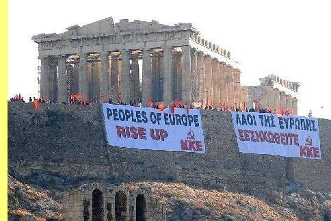 Cartaz na Acrópole: 'Povos da Europa, levantem-se'.