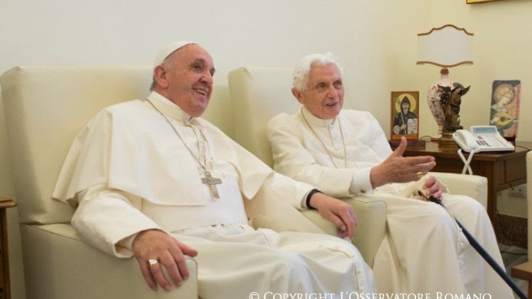 Visita del Papa Francisco al Papa Emérito Benedicto XVI en el Monasterio Mater Ecclesiae. Foto de archivo