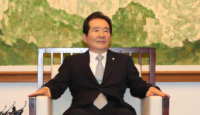 ‘경제·안정성’ 후한 점수…입법부 수장 출신 부담도