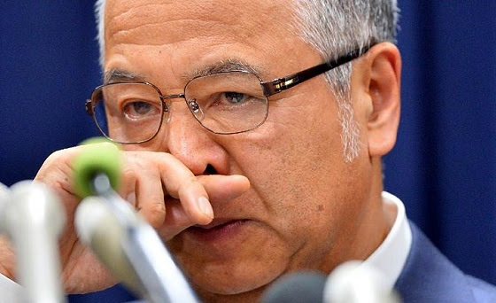 金銭授受問題の記者会見で、辞任を表明した甘利明経済再生担当相=28日午後、東京・永田町