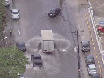 Na Imbiribeira, trechos inteiros alagados (Foto: Reprodução/TV Globo)