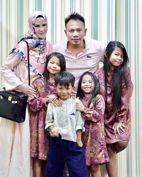 Angel Lelga berpose bareng Vicky Prasetyo beserta anak-anaknya [Instagram/angellelga]