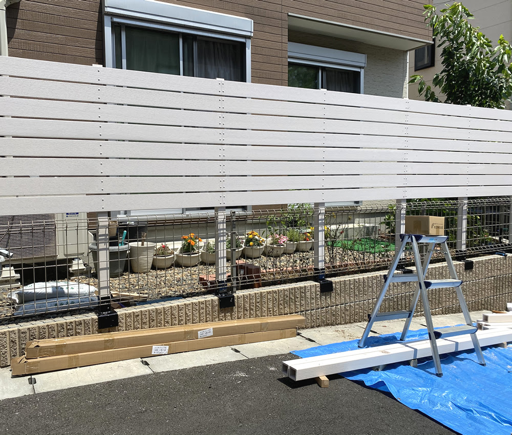 No 106 既存フェンスそのまま利用型フェンス取り付け例 ラティス フェンス ウッドデッキ専門店のエコウッド