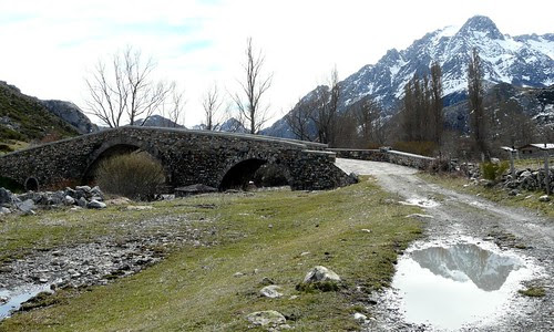 Puente de los Campos de Lugueros, con reflejos del monte Bodón.