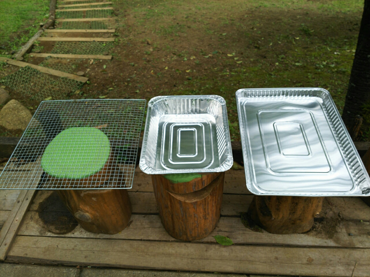 17 08 07 qプレート 油つき を販売しています 当バーベキュー場では鉄板のレンタルや販売はしておりません 焼きそばの調理などに使い捨ての qプレートを販売しています 深型の少サイズ300円 大サイズ400円です 焼き網40cm 40cmの上