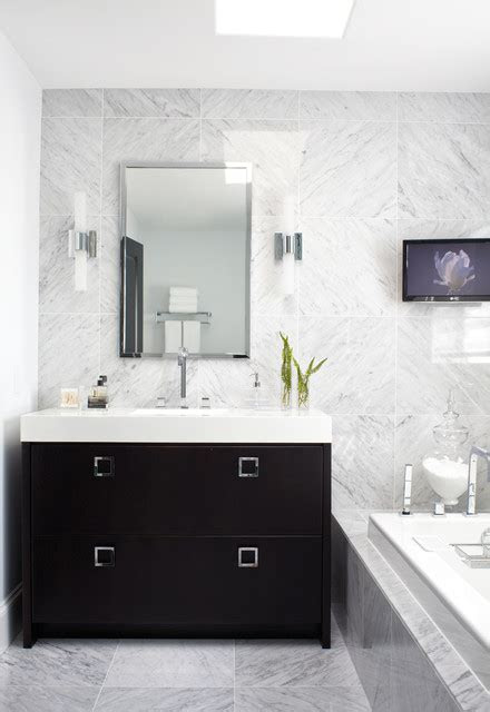 It's also available in many more finishes, sizes, and colors than most people realize. 30 Elegant Black & White Colored Bathroom Design Ideas