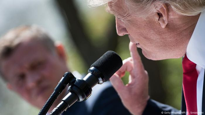 Donald Trump fala ao microfone
