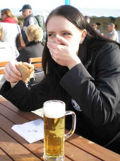 Die Ori mit Brötchen und Bier