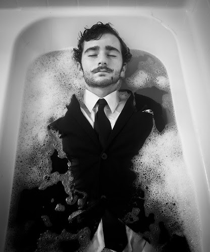 フリー写真素材 人物 男性 お風呂 シャワー 目を閉じる モノクロ写真 画像素材なら 無料 フリー写真素材のフリーフォト