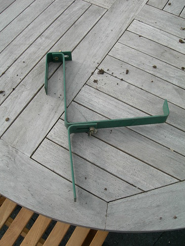 2009-04-10 Planter Bracket