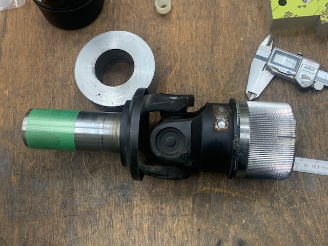 ｓ１３用z33ミッション対応プロペラシャフト ｚ３３とｓ１３ではシャフトの太さが全然違うので 芯を出して真っ直ぐ溶接するのにコストが掛かるのでｓ１３だけ高価になります まずｚ３３カーボンシャフトから先端を摘出しウエイトも全部外します