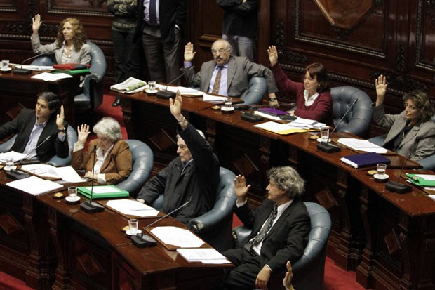 Senadores uruguaios votam pela aprovação da lei do aborto em Montevidéu em 17 de outubro (Foto: AP)