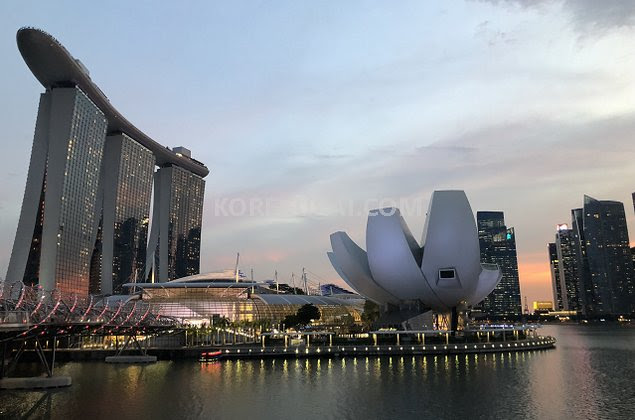 感想 マリーナベイサンズのセラビ Ce La Vi の展望台と酷い混雑 夜景の写真 これくらいブログ
