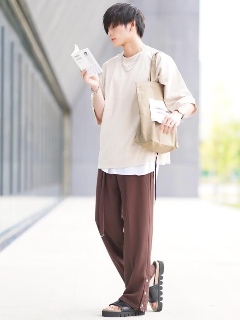 カットソー ベージュ のメンズのコーデ 人気のベージュカットソーを紹介