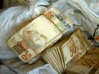 R$464,000 in cash seized from a truck driver in Barretos, Sao Paulo on Monday, 12 December 2011