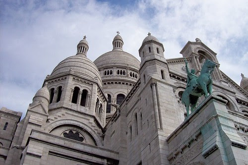 Sacré-Cœur devant les nuages