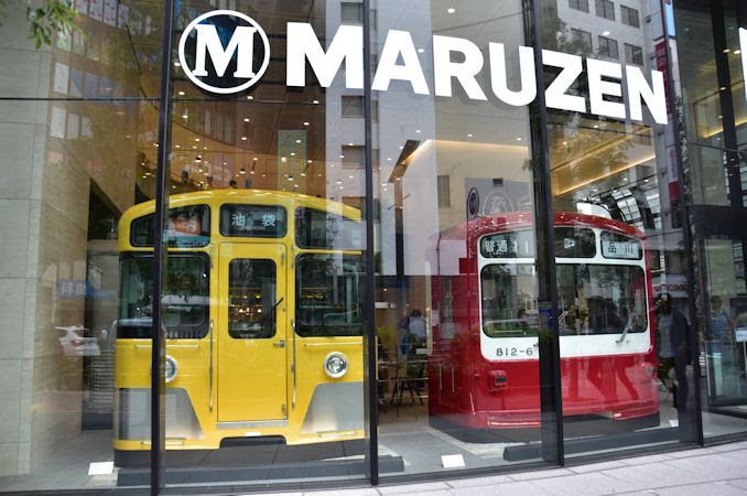 丸善池袋店に西武 京急 東急のカットモデル電車設置