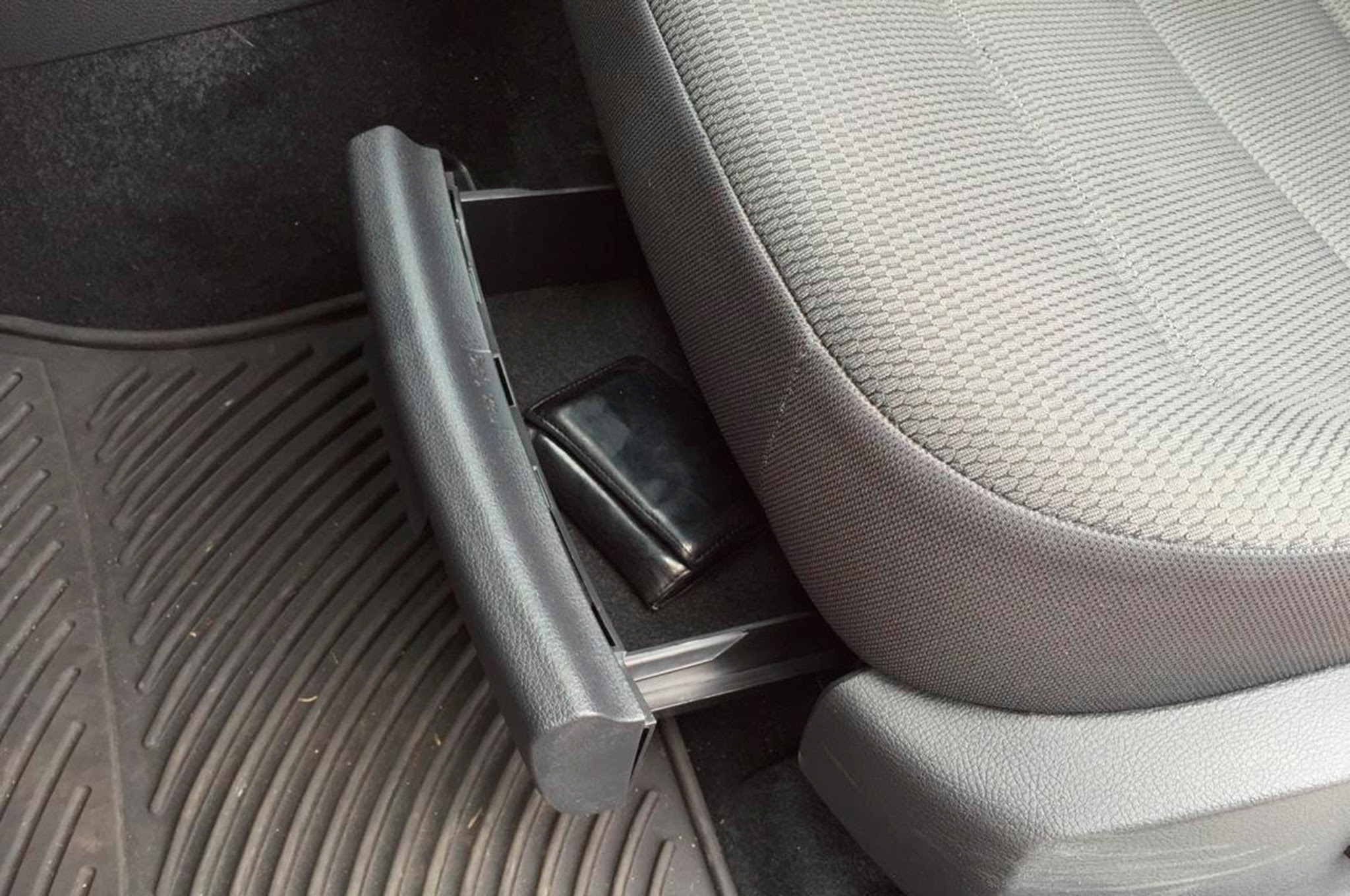 2016 Volkswagen Golf SportWagen S TSI 18T hidden storage